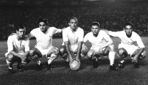 In den 1950er Jahren ist Real das Nonplusultra des europäischen Fußballs. Kein Wunder bei Stars wie Alfredo Di Stefano und Ferenc Puskas (3. und 4. v.l.)
