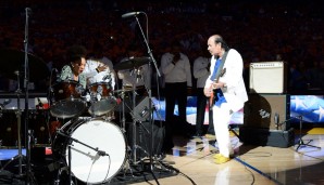 Rock-Legende Carlos Santana (r.) interpretierte die Nationalhymne gemeinsam mit Ehefrau Cindy Blackman auf seine Weise