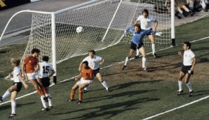 Halbfinale 1980 in Neapel: Deutschland geht durch einen Dreierpack von Klaus Allofs gegen Holland in Führung. Oranje kommt noch auf 2:3 heran, doch die DFB-Elf ist weiter