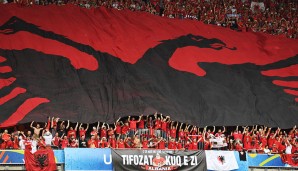 Die albanischen Fans lassen sich beim ersten EM-Spiel ihrer Nation nicht lumpen und feiern sich mit einer Blockfahne