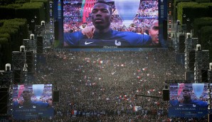 Am Eiffelturm in Paris fiebern die Fans dem Endspiel entgegen