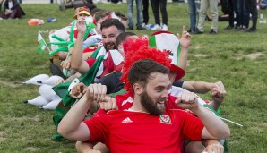 Gemeinsam rudert sich's am besten: Die Fans von Wales sind in Feierlaune