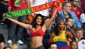 Diese portugiesische Supporterin zeigt sich von ihrer besten Seite. Was die Kolumbianerin daneben macht, ist nicht überliefert