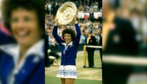 Allerdings ging auch Wimbledon, oder besser: seine Tennis-Spieler, mit der Zeit. Billie Jean King ist eine von nur acht Spielerinnen, die im Einzel alle vier Grand-Slam-Titel gewannen. In Wimbledon gewann sie wie bei den US Open Einzel, Doppel und Mixed