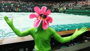 Mit dem richtigen Kostüm freut sich der geneigte Wimbledon-Besucher sogar über den typisch englischen, nervigen Regen