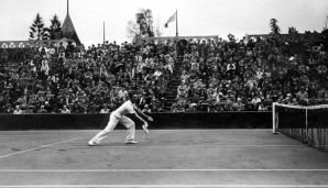 Wimbledon und Mode? Fred Perry gewann dreimal in Folge in Wimbledon. Als er 1947 aus den USA zurückkehrte, störten ihn die grünen Armee-Hemden der Spieler. Er produzierte 75 weiße Polos, die Beschenkten bedankten sich mit einem Logo: dem Lorbeerkranz