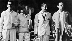 Mode unter Tennisspielern war aber schon früher en vogue. Hier posieren Jacques Brugnon, Henri Cochet, Rene Lacoste und Jean Borotra. Man achte auf das Lacoste-Jackett ...