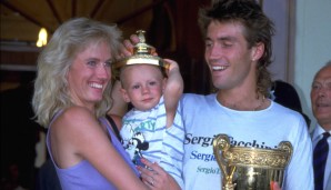 Serve-and-Volley-Ass Pat Cash triumphierte zwei Jahre später gegen Ivan Lendl im Finale. Seine norwegische Model-Freundin Anne-Britt Kristiansen und Sohn Daniel freuten sich ungemein