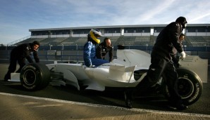 Schon bei den Testfahrten gibt's Probleme, hier wird Nick Heidfeld im BMW Sauber zurück zur Box geschoben