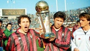 Den Weltpokal holte Ancelotti mit dem AC Milan natürlich auch - sowohl 1989 als auch 1990. Leicht verkniffener Blick bei Ancelotti. Kein Wunder, bei dem strahlenden Pokal