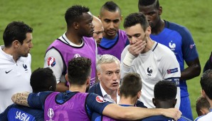 Danach war Schluss, 0:0 nach 90 Minuten - Verlängerung! Frankreich-Coach Deschamps besprach den weiteren Plan mit seinem Team