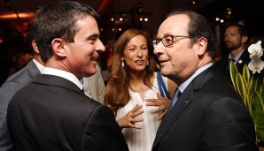 Die Herren Staatsoberhäupter ließen sich den Kick natürlich auch nicht entgehen: Frankreichs Staatspräsident Francois Hollande (r.) und Premierminister Manuel Valls