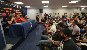 In der Abschluss-Pressekonferenz vor der Partie gegen Real Madrid sind Carlo Ancelotti und Julian Green anwesend