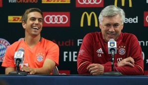 Auch bei der ersten richtigen Pressekonferenz ist die Laune gut: Trainer Carlo Ancelotti (r.) und Kapitän Philipp Lahm lachen viel