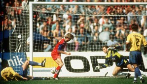 Das vermutlich bekannteste Phantomtor gelang Thomas Helmer 1994 für den FC Bayern gegen Nürnberg. Helmer beförderte in einer undurchsichtigen Situation den Ball Richtung Tor. Er verfehlte und der Ball rollte am linken Pfosten vorbei...