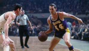 Jerry West, der von 1960 bis 1974 für die Lakers aktiv war und mit ihnen eine Championship holte, hat sich ja schon auf dem NBA-Logo verewigt, seine #44 hängt aber natürlich auch an der Hallendecke im Staples Center