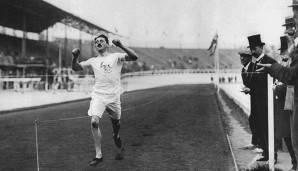 Wyndham Halswelle (1908, London): Zwei Mal musste Wyndham Halswelle das 400-m-Finale bestreiten. Einmal mit, einmal ohne Konkurrenz. Im ersten Lauf hatten ihn die Kontrahenten behindert und wurden bestraft. So musste er im zweiten Anlauf alleine ran