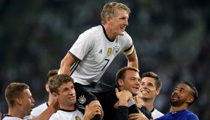 Auf den Schultern von Thomas Müller und Manuel Neuer absolviert die DFB-Legende seine Ehrenrunde