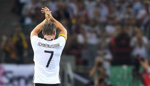 In der 68. Minute ist es dann soweit: Schweini verlässt zum letzten Mal in seiner Karriere den Platz als DFB-Spieler