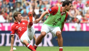 Thomas Müller verliert die Balance gegen den Neuzugang Hummels