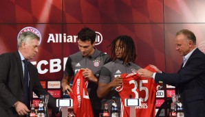 FC Bayern-Day in der Allianz Arena! Renato Sanches und Mats Hummels bekommen ihre neue Trikots überreicht und freuen sich extrem. Auch Carlo Ancelotti ist neugierig