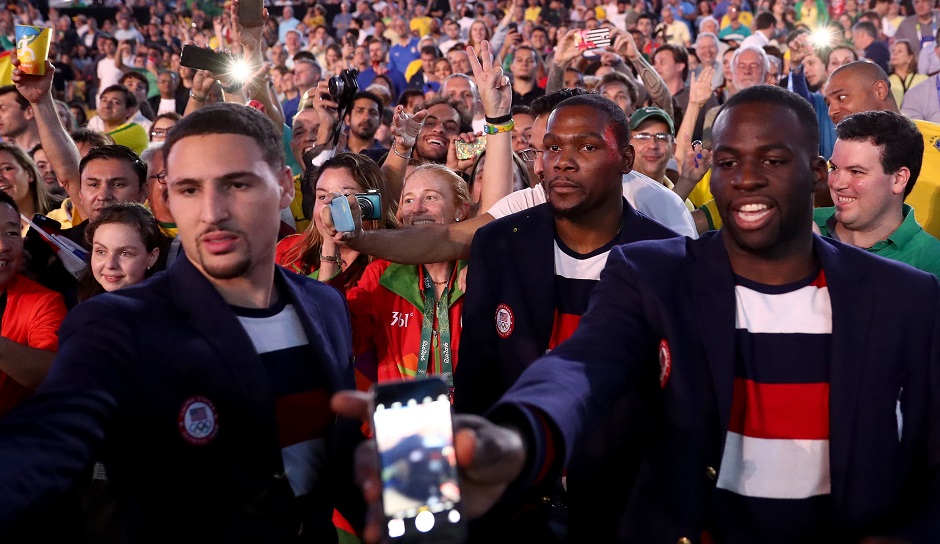 Die Eröffnungsfeier ist rum, das olympische Feuer brennt: Es kann losgehen! Neben dem Team USA um Kevin Durant (M.) haben aber auch die anderen Nationen einige Toptalente nach Rio mitgenommen, auf die sich die NBA in Zukunft freuen darf.