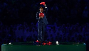 Anschließendes Highlight: Japans Ministerpräsident Shinzo Abe entstieg nach einem Video-Einspieler einer Super-Mario-Röhre - die Mario-Mütze hatte er natürlich auch dabei