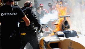 Als Renault das Auto von Kevin Magnussen aus der Box schiebt, gibt's plötzlich Feuer