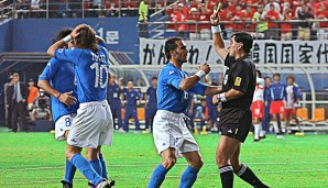 Die Nationalmannschaftskarriere bleibt vorerst unvollendet: Bei der WM 2002 fliegt Totti im Achtelfinale gegen Südkorea ungerechtfertigt mit Gelb-Rot vom Platz - Italien scheidet aus