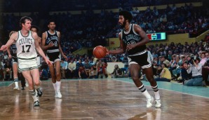 SAN ANTONIO SPURS: Bevor man 1976 in der NBA aufschlug, war das Team in der ABA ursprünglich als Dallas Chaparrals unterwegs. Es folgten die Texas Chapparals und schließlich die Spurs. Fast hätte man übrigens "San Antonio Gunslingers" geheißen