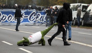 Auch vor dem Kostüm von Fritzle, dem VfB-Maskottchen, machten die "Fans" nicht Halt