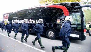 Natürlich wurde auch der VfB-Mannschaftsbus entsprechend geschützt - hoffentlich bleibt wenigstens im Stadion alles ruhig