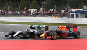 Deutschland: Hamilton flitzt wieder am Start an Start-Schildkröte Rosberg vorbei. Der Deutsche drängt später Verstappen von der Strecke und wird mit einer Fünf-Sekunden-Strafe belegt. Rosberg wird Vierter, sein Rückstand in der WM wächst auf 19 Punkte.