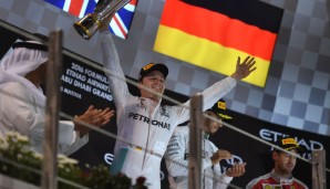 Die Siegesfeier auf dem Podium fällt fast verhalten aus, Lewis Hamilton ignoriert den neuen Weltmeister zunächst, Rosberg feiert allein