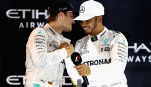 Dann gibt's doch noch das versöhnliche Bild: Hamilton reicht Rosberg die Hand und gratuliert zu dessen erster WM