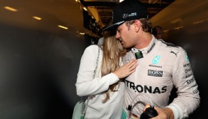 Eine innige Umarmung, ein gemeinsamer Moment, ein kurzer Austausch. Dann muss sich Rosberg den Fragen der Medien stellen