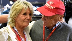 Ein ungewohnter Gast: Natürlich wollte sich Sina Rosberg den Triumph ihres Sohnes nicht entgehen lassen, als Betreuer diente Dreifachweltmeister Niki Lauda