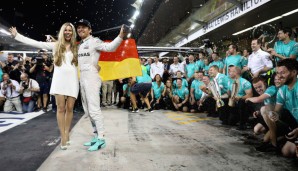 Familienfoto mal anders: Mit Deutschland-Flagge lassen sich Nico Rosberg und Ehefrau Vivian ablichten