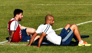 "Auch wenn er vermutlich kein menschliches Wesen ist, ist es gut, dass Messi immer noch denkt, er wäre es", ulkt Javier Mascherano