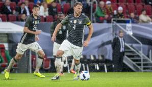 Am 29. Mai 2016 war Benedikt Höwedes ab der 64. Minute beim 1:3 gegen die Slowakei in Augsburg Spielführer. Auch beim 0:0 gegen Italien im November 2016 durfte Höwedes Kapitän sein.