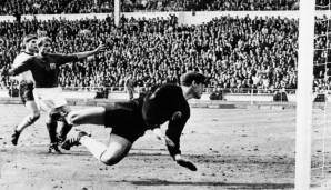 Auch der legendäre Torhüter Hans Tilkowski war ein One-Hit-Wonder als DFB-Spielführer. Der Vizeweltmeister von Wembley 66 trug die Binde am 9. Oktober 1965 (4:1 gegen Österreich in Stuttgart).