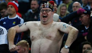 ENGLAND - SCHOTTLAND: Vor dem Spiel hatten die schottischen Fans in Wembley noch gut lachen. So manch einem wurde bei der Stimmung so warm ums Herz, dass er sich seinen Klamotten entledigte