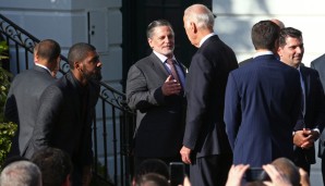 Auch beim Gespräch zwischen Cavs-Owner Dan Gilbert und Vize-Präsident Joe Biden war Irving nicht weit entfernt