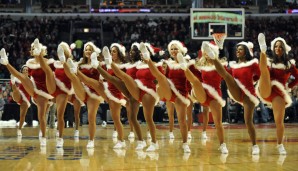 Die Cheerleader wissen am Christmas Day auch in Weihnachtskutte zu überzeugen