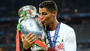 Mit der Nationalmannschaft setzte sich Ronaldo im Juli Europas Krone auf! Im Kalenderjahr gelangen ihm 13 Treffer für Portugal - so viele wie noch nie zuvor