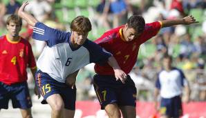 Bereits im Jahr 2003 stößt Alonso zum Kreis der spanischen Nationalmannschaft. Es gibt Schlechteres für die Ausbildung eines Jungspielers, als mit Größen wie Raul zu trainieren und zu spielen.