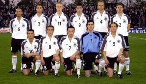 Erstmals im internationalen Fokus steht Lahm (Nummer 8) mit der U19 bei der EM 2002. Das Team muss sich erst im Finale nach einem Torres-Treffer Spanien geschlagen geben. Es sollte nicht das einzige Aufeinandertreffen mit Torres bleiben