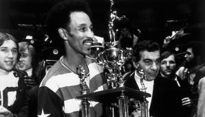 Dave Bing freut sich 1976 über die MVP-Trophäe.