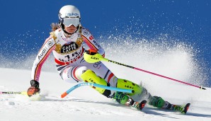 Slalom-Damen: Die DSV-Athletinnen um Lena Dürr und Christina Geiger fuhren deutlich hinter der Weltspitze hinterher. Für Aufsehen sorgten sie daher eher abseits der Piste: Christina Geiger zog sich für den Playboy aus