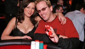 115 Stunden: Phil Laak (mit seiner Lebensgefährtin, der Schauspielerin Jennifer Tilly) hält den Weltrekord im Live Poker. Im Januar 2015 blieb "The Unabomber" im Bellagio Casino Las Vegas bis auf ein 30minütiges Nickerchen fünf Tage am Tisch